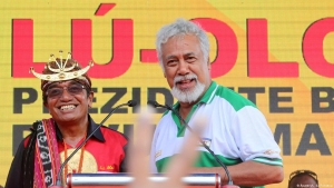 Francisco Guterres Lu Olo hamutuk ho Xanana Gusmão, durante Kampaña eleisaun prezidensial 2017. FOTO: Reuters/L. da Fonseca