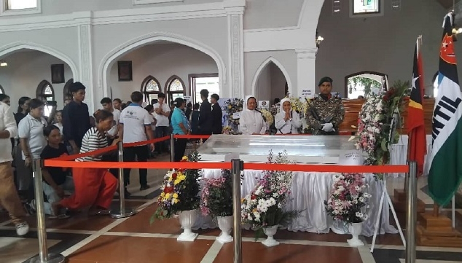 Sarani Sira no mós Membru Governu Presta Omenajem ba Maktoban Pe. Domingos iha Igreja Bekora
