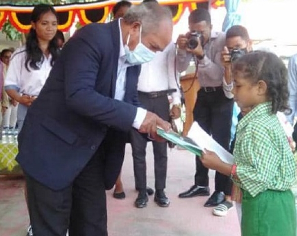 Ministru Edukasaun Juventude no Desportu, Armindo Maia entrega livru simbolikamente ba alunas Pre-Primaria na'in ida, iha serimonia abertura ba prosesu aprendijazen tinan 2023 nian, iha ESJ 04 de Setembru, Balide, segunda ne’e (16/01). Foto:Ivonia/INDEPENDENTE.