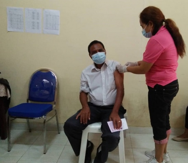 Ema ho Defisiensia sira simu vasina iha salaun ADTL Maskarenhas Dili. Foto: Saturnina/Independente.