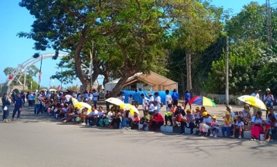 Sarani sira hahú forma iha dalan protokolu hodi simu Amu Papa Francisco ne’ebé sei sama ain iha Timor-Leste iha oras balun tan, iha rotunda Nicolau Lobato, Komoro, Segunda (09/09). FOTO: INDEPENDENTE/Mariano Mendonça.