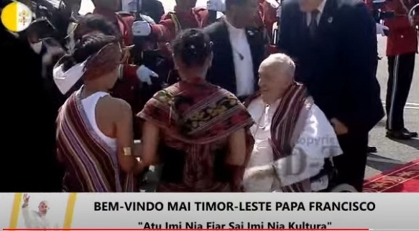 Sua Santidade Amu Papa Franscisco ne’ebé hala’o viajén husi Papua Nova Guiné ho Aviaun Air Niugini to’o ona iha Aeroportu Internasionál Nicolau Lobato Komoro Dili no Labarik na&#039;in rua tara mak tara tais ba Sua Santidade Papa. (09/09/24). Foto:INDEPENDENTE.