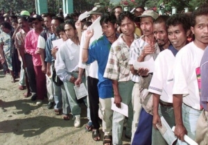 Povu Timor forma atu ba vota iha loron 30 Agostu 1999. Foto EDDY HASBY (KOMPAS)