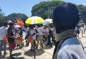 Família Fujitivu Arnolfo Teves Jr oferese Bee agua rihun 5 ba peregriñu sira-ne&#039;ebé la’o ain ba tuir missa sonele iha Tasi-Tolu, sei dirije Sua Santidade Papa Francisco. (10/09/24). Foto:INDEPENDENTE/Domingos Gomes.