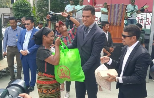 Governu Liu husi Ministeriu Turizmu Komersiu no Induntria (MTKI) hamutuk ho SEKooP no MAE, sesta ne'e (17/06), Distribui ona Sesta Bazika Faze daruak ba iha Benefisiáriu iha Aldeia Baia-Leste Suku Komoro Postu Adminitrativu Dom Aleixu Munispiu Dili, Foto INDEPENDENTE/ Agustino Gama