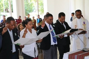 Funsionariu Parlamentu Nasional hala’o juramentu durante simu pose husi Komisaun Funsaun Públika (KFP) iha Parlamentu Nasional. FOTO: KFP