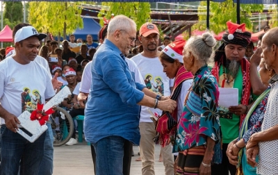 Prezidente Republika José Ramos Horta, tara tais ba inan idoza ida, iha ambitu selebrasaun natal hamutuk iha Palasiu Prezidensial, sesta foin lalais nee. Foto: Media PR.