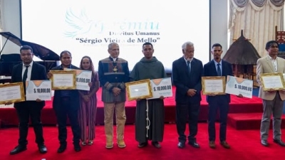 Prezidente Repúblika José Ramos Horta atribui premio direitus umanus Sergio Vieira de Mello edisaun 17 ba vensedór na’in lima, iha Palasiu Prezidensial, Aitarak Laran, Dili, Tersa (10/12/24). Foto:Media PR.