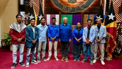 Portavos EUTL foto hamutuk ho Prezidente Republika José Ramos Horta, hafoin remata koalia kona promulgasaun lei pensaun mensal vitalisia ba Deputadu sira. Palasiu Prezidensial, Sesta (26/09/25). Foto: Media Gabinete PR 