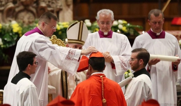 Amu Papa Francisco tula liman hodi fó posse Arsebispu Arkedioseze Metropolitana Dili, Don Virgílio do Carmo da Silva, sai kardeál dahuluk iha Timor-Leste, iha Basilika São Pedro Vaticano Roma, loron 27 Agostu 2022. Foto: Media PR.