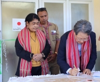 Embaixadór Japaun iha TL, Tetsuya Kimura akompana husi Ministra Saude, Odete Maria Freitas Belo no mós Xefe Suku, asina plaka, iha serimonia inaugurasaun Postu Saude Uaimori, Munisipiu Vikeke. Foto:Media MS.