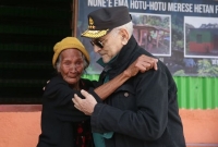 Prezidente Repúblika José Ramos-Horta, sesta foin lalais ne’e (28/07/23), entrega uma meia-parede, kioské ki’ik ida no fahi-luhan ba inan faluk idoza, Modesta Soares, iha Aldeia Torilalan, Suku Orlalan, Postu Administrativu Laklubar, Munisípiu Manatuto. Foto:Media Gabinete PR.