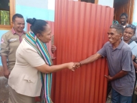 Sekretária Ezekutiva Programa Nasional ba Dezenvolvimentu  Suku (PNDS) Claudina Soares Pinto, entrega kalen ba benifisiariu Uma Naroman ba Povu (UNP) Plus B, iha Suku Ostiku, Postu Administrativu Vemasse, Munisipiu Baukau. Foto:Ivonia/INDEPENDENTE.