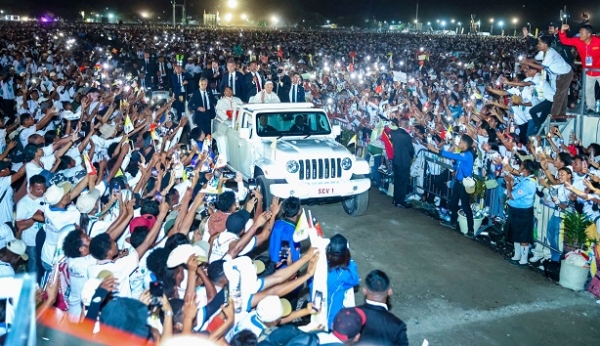 Hafoin remata misa, Santo Papa Francisco la’o haleu hodi fó bensaun ba sarani sira iha Tasi-Tolu. Tersa (10/09/24). Foto:Media GPM.