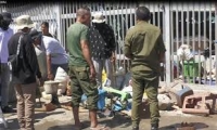Ekipa Jestaun Merkadu Taibesi halo hela kontrolu ba negosiante sira ne&#039;ebe faan iha estrada ninin merkadu Taibesi, Dili. Foto:Dok/INDEPENDENTE.