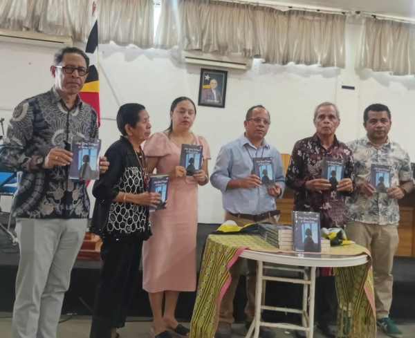 Eskritor livru Abilio Soares akompana husi Diretor Ezekutivu Centru Nasional Chega, Hugo Maria Fernandes no Familia sira halo lansamentu ba livru ho Titulu "Janji Yang Tertinggal di Ruang Gelap", iha Salaun CNC, Sexta (27/03). FOTO: Jornalista Vascolino Germano