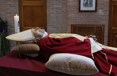  Papa Bento XVI nia isin mate hatoba hela iha meza leten, iha Basilika Santo Petrus Vatikanu. Foto:Google.