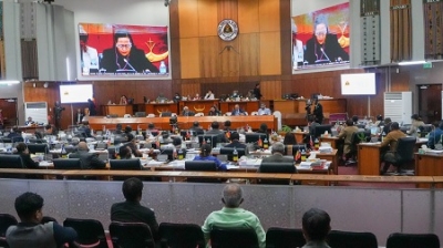 Prezensa Eis-Primeiru Ministru no atual Sekretáriu Jerál FRETILIN, Marí Alkatiri, iha sala plenária Parlamentu Nasionál, iha diskusaun no aprovasaun finál globál, Orsamentu Jerál Estadu, tinan fiskál 2026, hodi afirma ba líder jerasaun tuan no foun sira hotu, “tempu ona hanoin hamutuk ba kotuk no hateke ba oin”, nune’e liberta povu husi mukit no ki’ak. (21/11/25). Foto: Media Eis Titular.