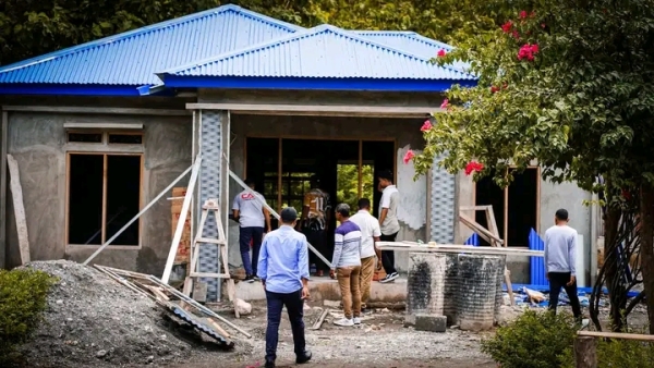 Ekipa Prevensaun Kriminál KAK lidera husi Komisáriu Adjuntu Servisu Apoiu no Kooperasaun, Miguel Faria, hamutuk ho espesialista anti-korupsaun, Ferdinal Alves no Guido Guterres, hala’o monitorizasaun ba programa konstrusaun Uma Dignu, iha Postu Administrativu Fatuberliu, Munisípiu Manufahi, Kuarta (08/04). FOTO: CAC