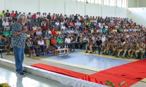 Primeiru Ministru Kay Rala Xanana Gusmão hala’o dialogo ko munidade sira husi Munisipiu Lautem hodi esplika kona ba kona-ba prosesu reabilitasaun estrada iha munisipiu Lautem. (01/03/25). Foto: Media GPM. 