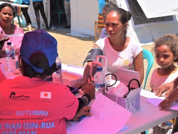Inan Isin Rua Ida ho Nia Oan Halo Tratamentu Saude iha loron Loron Internasional Isin-Rua no Memória Mortus Infantil, iha Postu Gleno, Munisipiu Ermera. Foto:Media Embaixador Japaun iha TL.