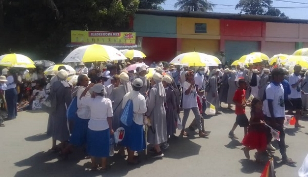 Sarani sira hosi Parokia Dare Munisípiu Aileu antuziasmu hamriik iha dalan ho sumbriña figura Papa Francisco nian, ho bandeira Timor Leste no Vatikanu nian hein prezensa Sua Santidade Papa Francisco ne&#039;ebé sei to&#039;o iha oras tuku 02:10 iha Aeroportu Internasionál Nicolau Lobato ho aviaun Air Niugini. Foto:INDEPENDENTE/Cristina Ximenes.