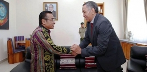 Prezidente Repúblika, Francisco Guterres Lú Olo   kaer liman ho Prezidente Parlamentu Nasionál (PN) Arão Nóe Jesus  hodi deskute politika iha Timor-Leste. FOTO: PR