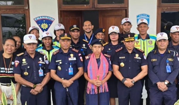 Estudante Nelia Bui de Araujo ho idade tinan 16, husi Eskola Sekundaria Jerál Fernando Lasama de Araujo, Postu Administrativu Ainaro Vila, Munisipiu Ainaro, asume kargu nuudar Komandante Jeral PNTL, durante oras rua nia laran, iha Komando Jeral, Kaikoli, Dili, Kinta (09/10/25). Foto:INDEPENDENTE 