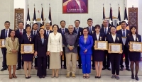 Hafoin hetan medalla méritu no diploma rekonsiliasaun, médiku Xina sanulu resin rua foto hamutuk ho Prezidente Repúblika, José Ramos Horta, iha Palasiu Prezidensial, Aitarak Laran, (23/10). Foto:Media Gabinete PR.