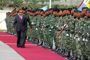 Prezidente Republika Taur Matan Ruak halo pasa revista ba Membru F-FDTL iha selebrasaun loron FALINTL-Forsa Defeza Timor-Leste ba dala-16 
