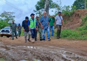 Primeiru-Ministru (PM), Kay Rala Xanana Gusmão hala’o observasaun bá projetu emerjénsia reabilitasaun estrada ligasaun hosi Suku Taiboko, Sub Rejiaun Pante Makasar, kobre Suku Usitaku, Sub Rejiaun Nitibe, to’o suku Lela-Ufe, Sub Rejiaun Nitibe, Rejiaun Administrativa Espesiál Oecusse Ambeno (RAEOA). Foto:Media GPM.