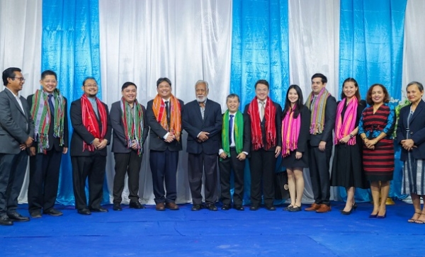 PM Xanana hmutuk ho Ministru Ensinu Superior Siensia no Kultura no mos Vise Ministra Asuntu ASEAN foto hamutuk ho peritus na'in 10 ne'ebe mai husi nasaun membru ASEAN. Salaun Delta Nova, (18/03/25). Foto:Media GPM.
