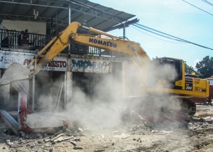 Eskapator sobu hela komunidade sira nia uma ne&#039;ebe hetan alargamentu ba estrada hahu husi Kuluhun to&#039;o Fatuahi. Foto:Media GPM.