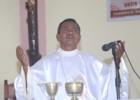 Padre Parokia Santa Terezinha Kelikai, Justiniano de Sousa selebra misa agradesementu ba selebrasaun loron Proklamasaun Independensia ba dala-48, iha Igreja Santa Terezinha, Kelikai, (27/11/23). Foto:Media Gab. SEKoop.