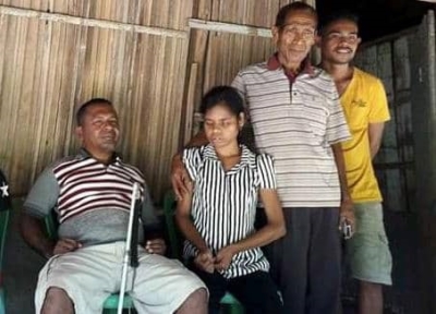 Membru Asosiasaun Defisiénsia Matan Timor-Leste, Gilberta dos Santos Perreira, hamutuk ho nia maluk sira. Foto:Media AHMDTL.