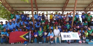 Hafoin hetan ekipamentu desportiva husi Fundasaun Nippon Husi Japaun, Labarik sira husi Asosiasaun Kristaun Juventude TL foto hamutuk ho Ekipa Voluntaria husi Fundasaun Nippon. (10/11/24). Foto: INDEPENDENTE/Ivonia.