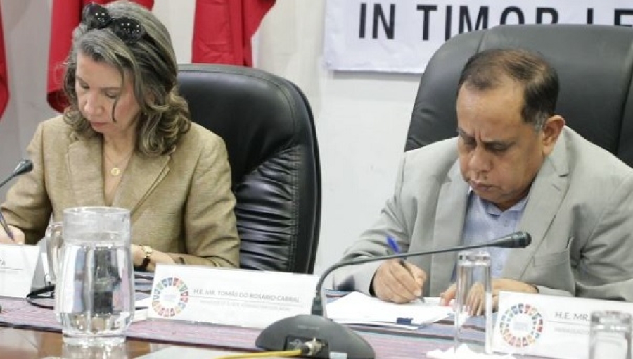 Ministru Administrasaun Estatal (MAE) Tomas Cabral no Reprezentante PNUD  iha Timor-Leste Katyna Argueta asina asina dokumentus ba projetu reabilitasaun ba infraestrutura komunitária hamutuk 40 ne&#039;ebé sei implementa iha munisipiu haat hanesan, Bobonaro, Ermera, Likisa, inklui Rejiaun Administrativa Espesial Oekussi Ambeno. Foto:INDEPENDENTE.