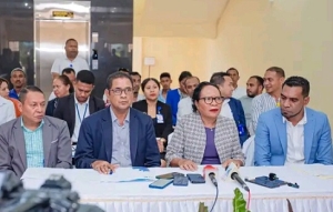 Ministra Solidariedade Sosial no Inkluzaun hamutuk ho Prezidente INSS no mós Prezidente Administrasaun Banku Nasional Timor-Leste hala’o konferensia imprensa hodi relata ba públiku relasiona ho pagamentu ba benisiariu pensaun sosial ba faze dahulu iha tinan ida ne’e. Nune’e mós informa ba públiku relasional ho benifisiariu pensaun sosial na’in 672 ne’ebé eliminadu. Salaun MSSI, Kaikoli, Dili, Kinta (13/03/25). Foto:Media BNCTL.