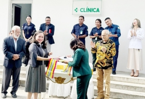 Ministra Saude, Elia dos Reis Amaral, simbolikamente entrega xave ambulansia ba klinika Prezidensia Republika, Kinta (13/03). FOTO: INDEPENDENTE/Cristina Ximenes