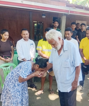 Primeiru Ministru, Kay Rala Xanana Gusmão, tuun direita hodi haree familia Lourdes Menezes, iha Aldeia Metin III, Suku Bebonuk, Postu Adminstrativu Dom Aleixo, Munisipiu Dili, Segunda (20/04). FOTO: INDEPENDENTE/Vascolino Germano