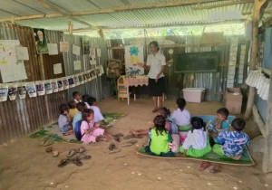 Prosesu aprendizajen iha eskola paralelu Duga ne’ebé lokaliza ihaaldeia Mausuka, Suku Mau-Nuno, Postu Administrativu Ainaro, Munisipiu Ainaro, ne’ebé Ministériu Edukasaun konsidera ninia kondisaun sei bele uza, maske didin de’it ho kalen, Kuarta (25/02). FOTO: kontribuente.