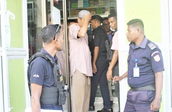 Autoridade seguransa kaer no halo detensaun ba jerente Klinika Moris foun na’in tolu, iha Kolmera, Kuarta (21/02). FOTO: INDEPENDENTE/Domingos Gomes. 