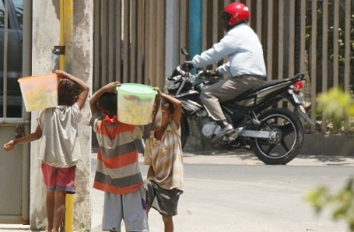 Labarik sira faan has iha estrada ibun. Foto: Dok/INDEPENDENTE.