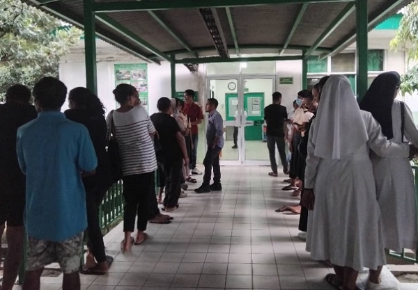 Sarani no Relijioza sira Kontinua halibur malu iha Sala ICU iha HNGV hodi halo orasaun ba Amu Domingos Maubere nia Kondisaun, Segunda (12/05) foto INDEPENDENTE/ Ivonia.