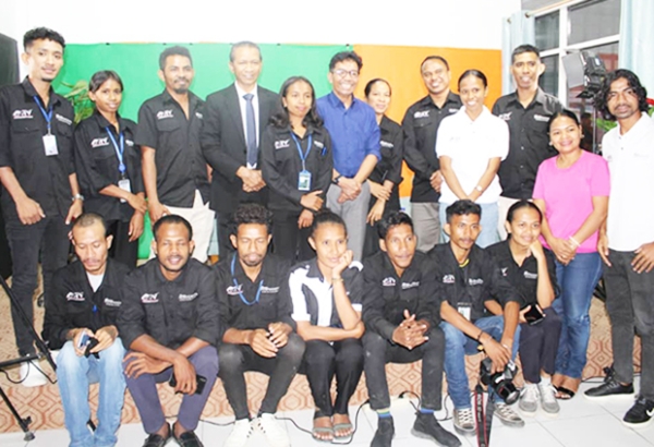 Ekipa INDEPENDENTE foto hamutuk ho Sekretariu Estadu Komunikasaun Sosial, Expedito Loro Dias Ximenes, hafoin remata vizita iha Jornal INDEPENDENTE, Hudi Laran, Dili, (30/10/23).