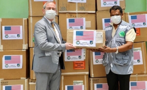 Enkaregadu Negósiu Embaixada (EUA), Tom Daley, entrega tan ba ekipamentu médiku salva-vida nian ba Diretor SAMES, Santana Martins. Foto: Media EUA.