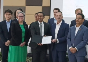 Prezidente TIMOR GAP Rui Soares ho Vise Prezidente Santos, Vince Santostegano hasai foto hamutuk ho Ministru Petroleu no Rekursus Minerais Francisco Monteiru ho Parseiru sira hotu hafoin remata asina akordu entre TIMOR GAP ho Bayu Undan Join Venture iha Salaun Enkotru City 8 Manleuana. (16/09/24). Foto:INDEPENDENTE/Ivonia Varela