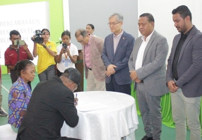 Reprezentante traballador na&#039;in 95 asina deklrasaun ho familia no SEFOPE, molok aranka ba servisu iha Korea Sul. Foto:Media SEFOPE.