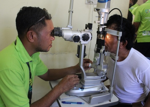 Pesoal saúde sira husi Óspitál Nasionál Gúido Valadares (HNGV) liu husi departamentu matan halo screaning no fó konsulta matan bá komunidade sira iha Manleuanaiha ambitu selebrasaun loron mundial saude matan, ne'ebe realiza iha merkadu Manleuna, Dili, (12/10/23). Foto:INDEPENDENTE/Ivonia.