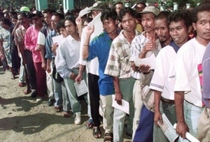 Povu fo sira nia votus iha loron 30 Agosto 1999. Foto KOMPAS 
